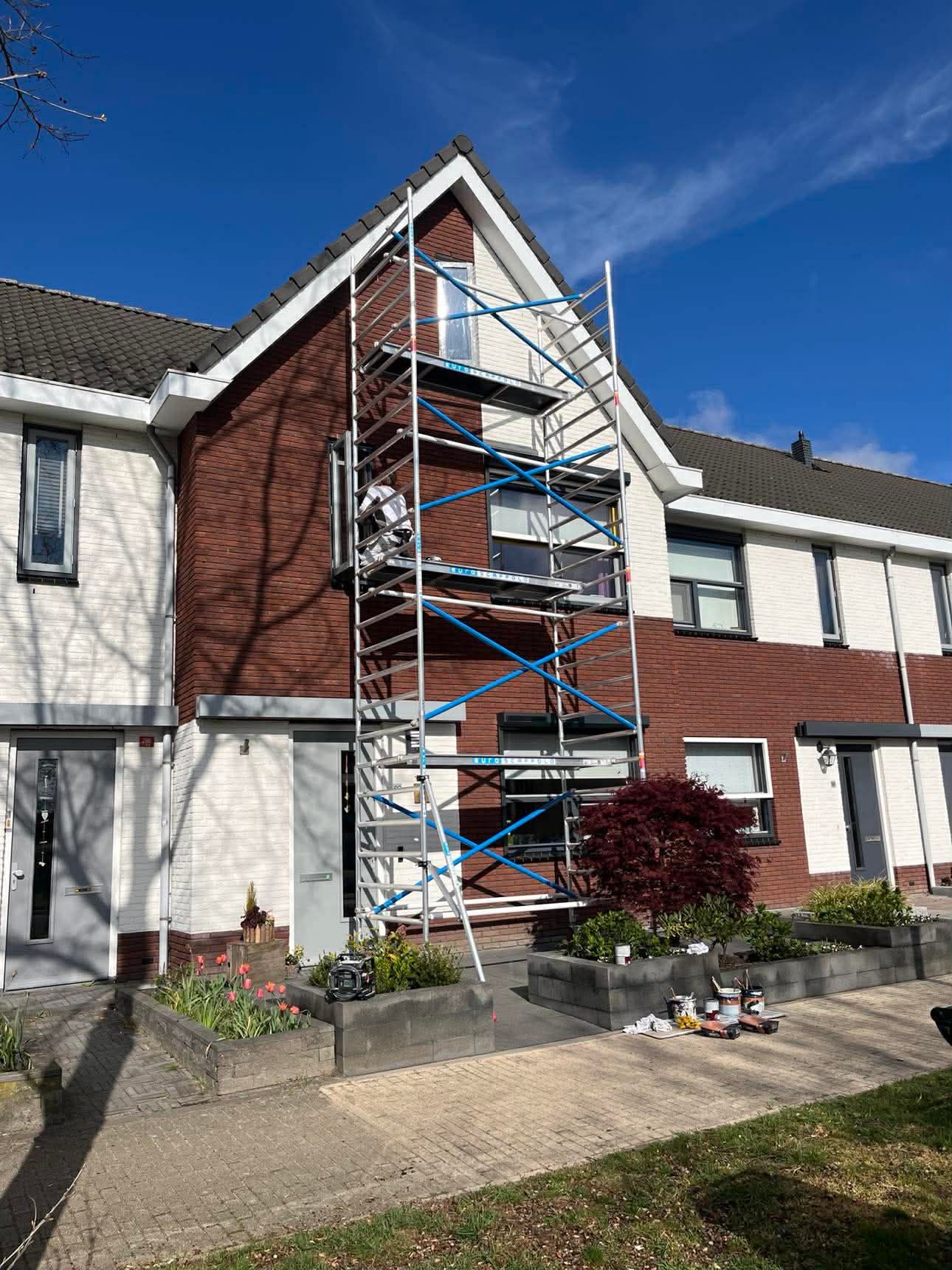 Schilderwerk op hoogte met steiger